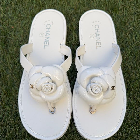 2026 CHANEL CC LOGO WHITE PATENT LEATHER CAMELLIA THONG LEATHER SANDALS 39 C - Picture 3 of 14